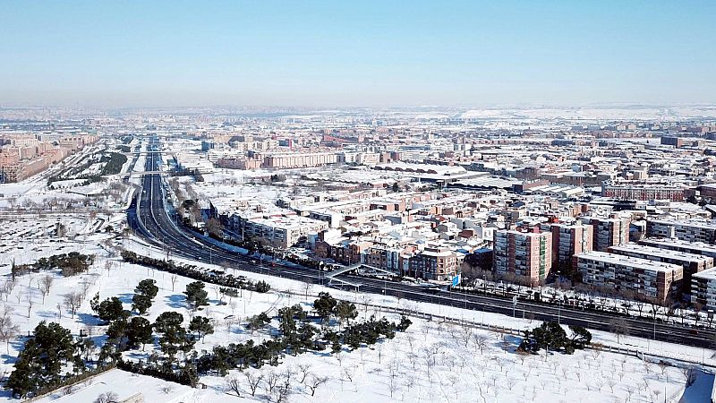 24 horas - El hielo y la nieve dificultan el paso en casi 600 carreteras, 200 siguen cortadas y las cadenas son obligatorias en casi un centenar - Escuchar ahora