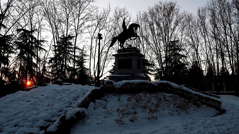 Las mañanas de RNE con Íñigo Alfonso - Madrid intenta volver a la normalidad a pesar del frío y el hielo de las aceras - Escuchar ahora