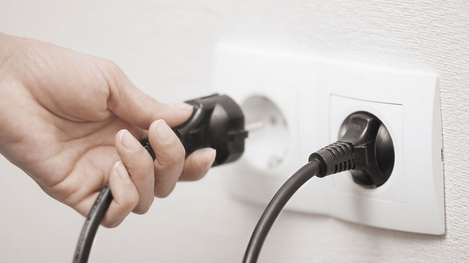  Las mañanas de RNE con Íñigo Alfonso - El precio de la luz sube otro 6,75%: las 9 de la noche, la hora más cara del día - Escuchar ahora