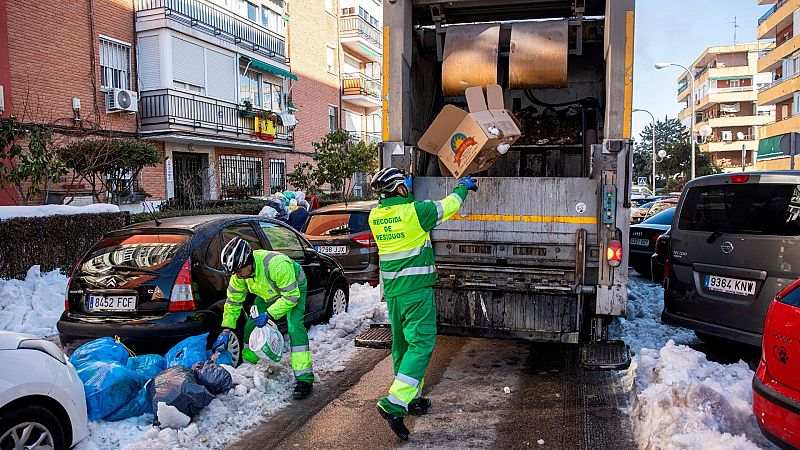 14 horas - En Madrid ya no sólo preocupa el hielo de las aceras: árboles caídos, tuberías congeladas y chupones en los tejados - Escuchar ahora