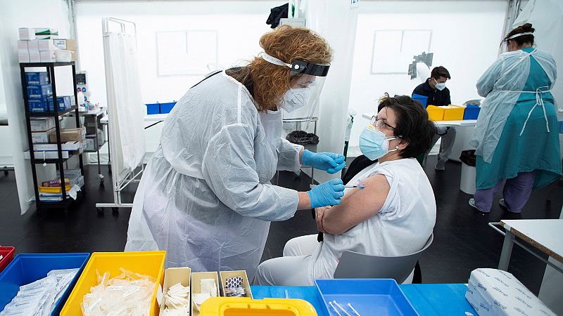 14 horas - España acelera el ritmo de vacunación, pero los expertos ven difícil alcanzar la inmunidad de grupo en verano - Escuchar ahora