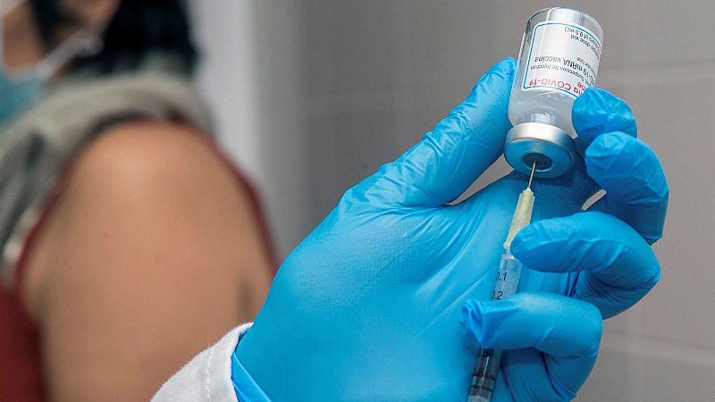 España a las 8 Fin de Semana - El cambio en el reparto de la vacuna de Pfizer disgusta a algunas comunidades - Escuchar ahora