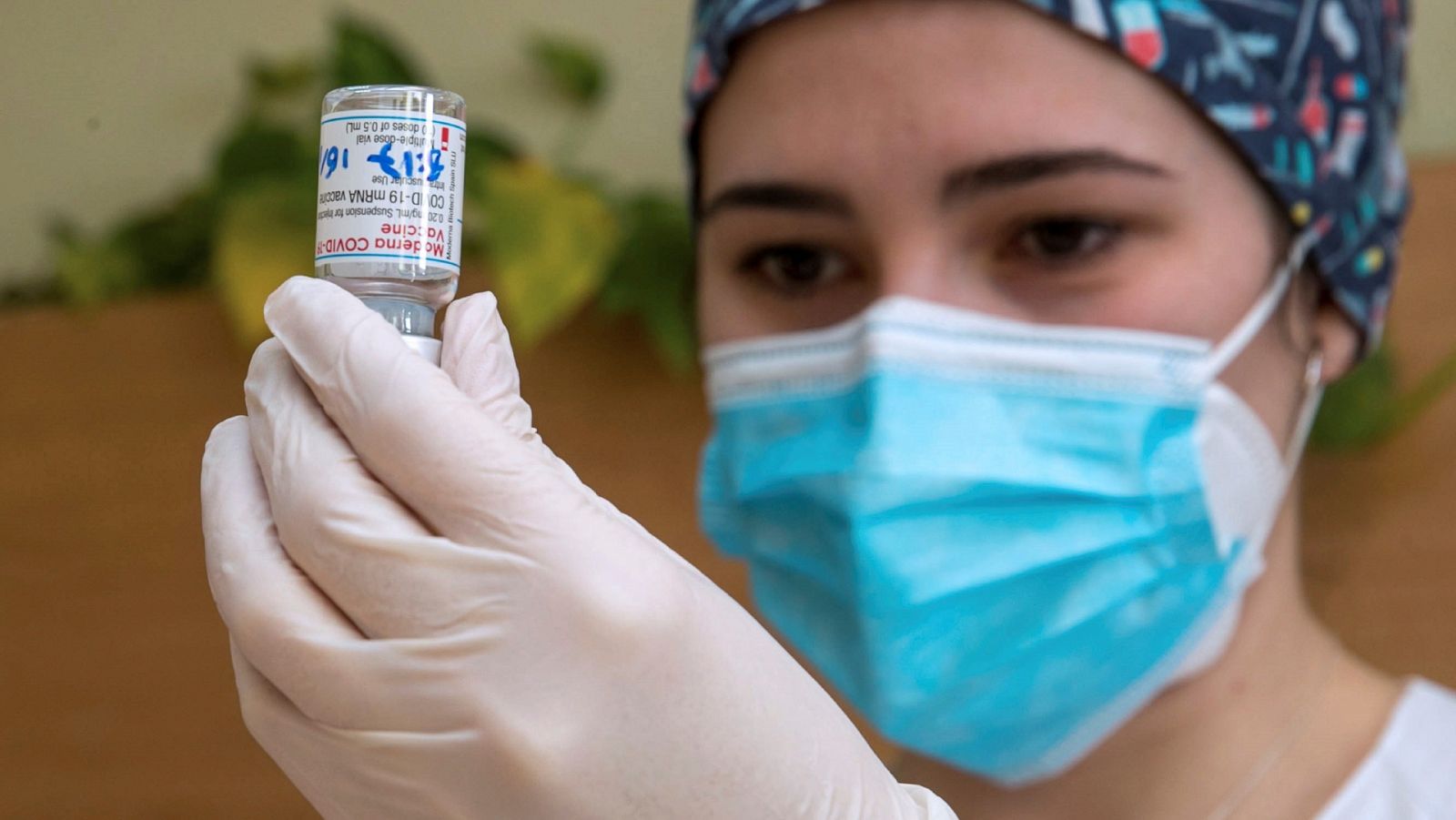 Boletines RNE - Varias CC.AA. comienzan a inyectar la segunda dosis de la vacuna de Pfizer - Escuchar ahora