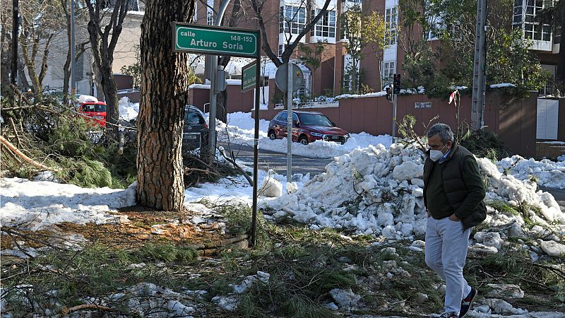 Boletines RNE - Almeida pide no usar el coche y anuncia que los autobuses de la EMT serán gratis hasta el miércoles - Escuchar ahora
