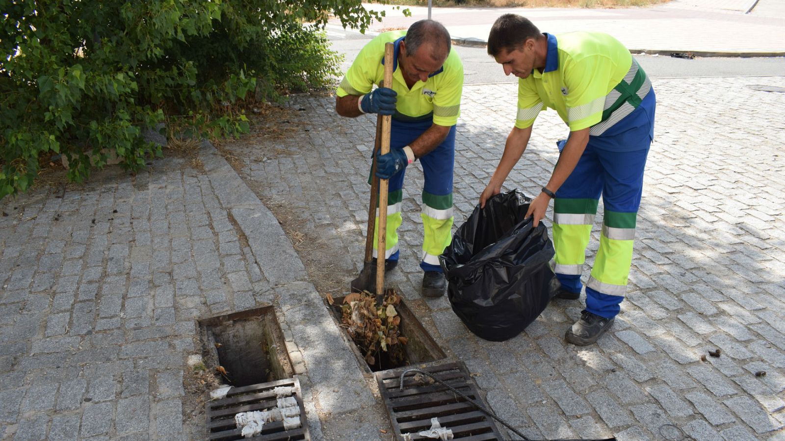  Las mañanas de RNE con Íñigo Alfonso - A mano o con camiones el objetivo es limpiar las alcantarillas por la lluvia - Escuchar ahora