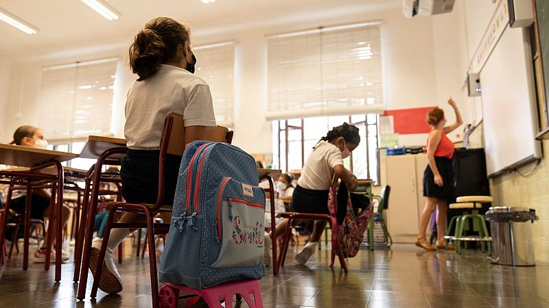 14 horas Fin de Semana - La pandemia condiciona la educación: Unicef pide prioridad para el profesorado en el proceso de vacunación - Escuchar ahora