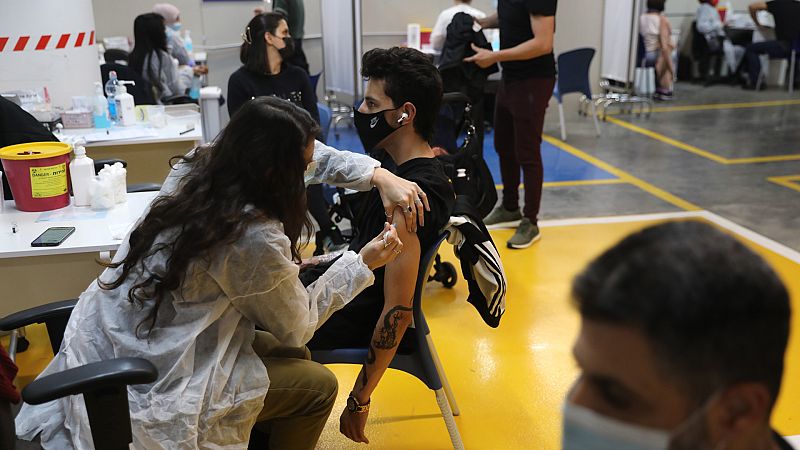 Boletines RNE - Israel confirma que la eficacia de la vacuna de Pfizer es superior al 90% - Escuchar ahora