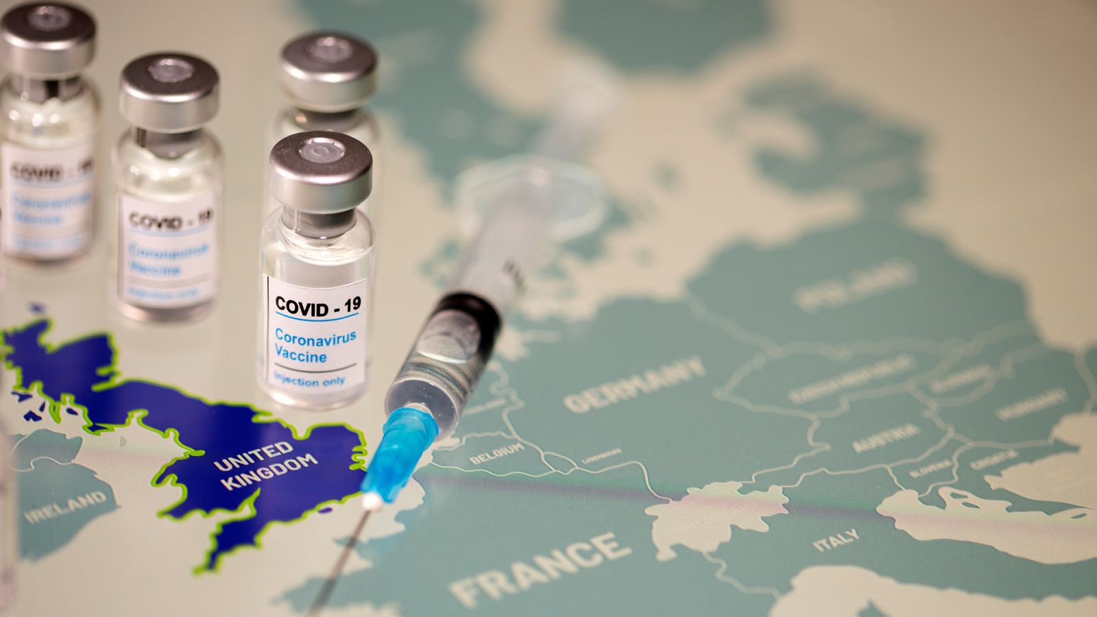 Boletines RNE - La UE aprueba un mecanismo para impedir las exportaciones de vacunas a las farmacéuticas que producen en territorio comunitario si no cumplen con las entregas - Escuchar ahora