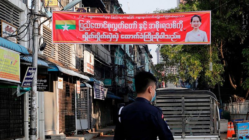 Las mañanas de RNE con Íñigo Alfonso - Golpe de Estado en Myanmar: el Ejército toma el poder tras detener a la Nobel de la Paz Aung San Suu Kyi - Escuchar ahora Las mañanas de RNE con Íñigo Alfonso - Golpe de Estado en Myanmar: el Ejército toma el poder tras detener a la Nobel de la Paz Aung San Suu Kyi - Escuchar ahora