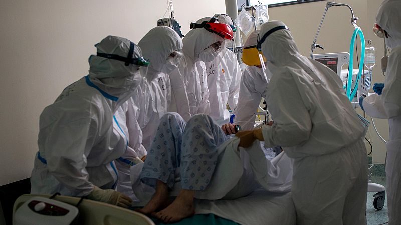 Boletines RNE - España supera los 60.000 fallecidos con COVID tras añadir 565 fallecidos en un día - Escuchar ahora