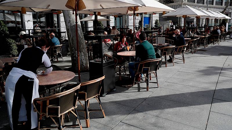 14 horas - Madrid amplía de cuatro a seis personas las mesas en las terrazas y obliga a llevar mascarilla en el interior - Escuchar ahora