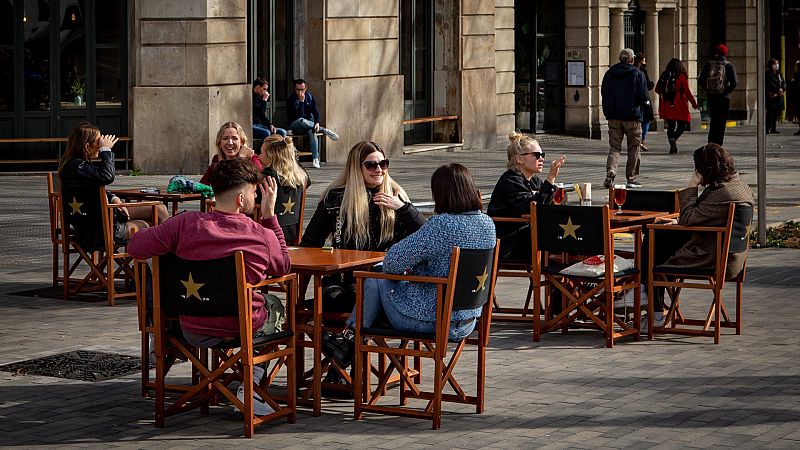 Boletines RNE - España suma 584 muertes con COVID en las últimas 24 horas, mientras mejoran el resto de indicadores - Escuchar ahora