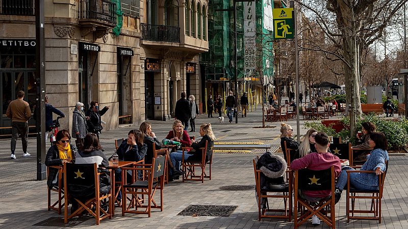 14 horas Fin de Semana - España se acerca a los 3 millones de contagios a pesar del ligero respiro en el número de positivos - Escuchar ahora