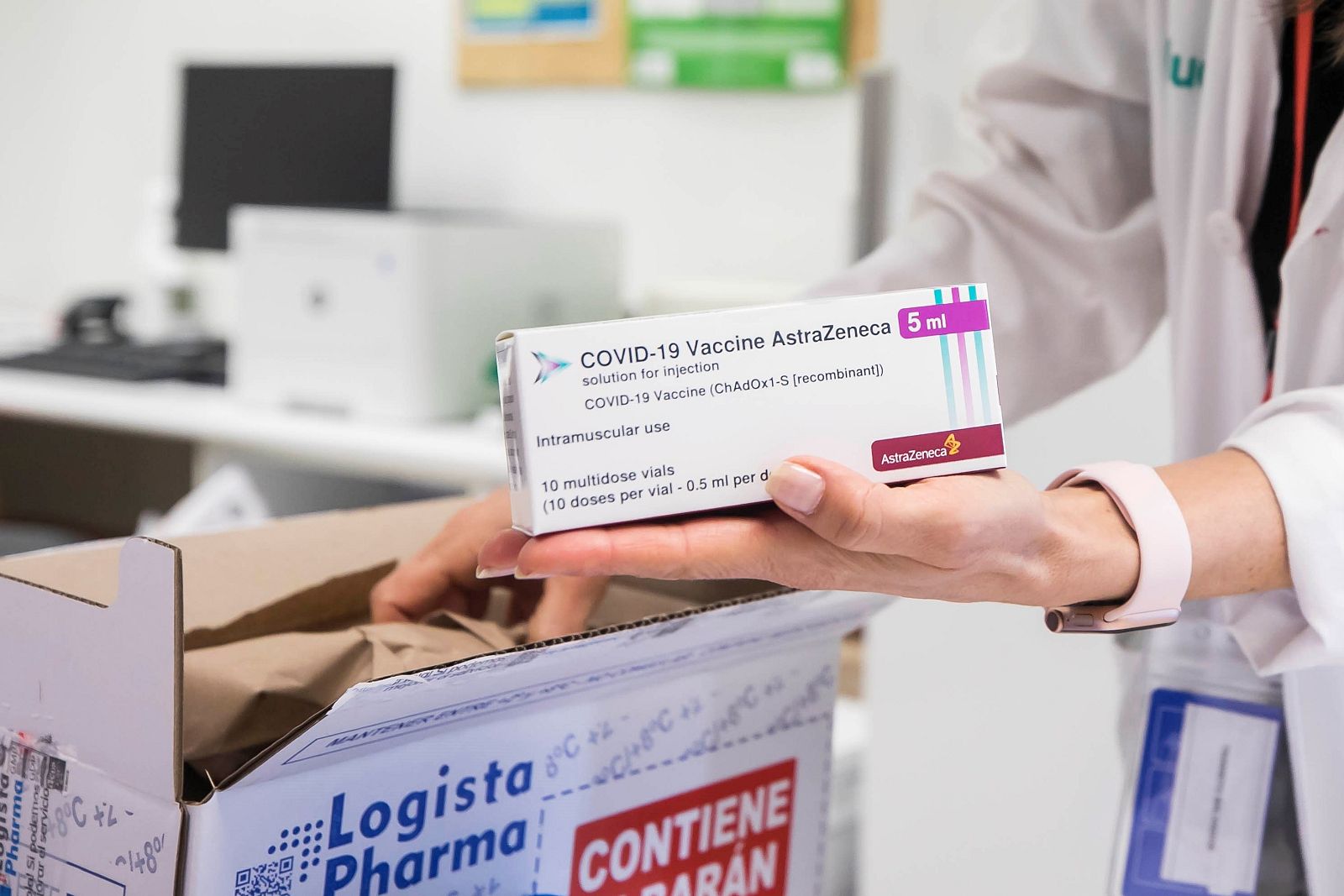  14 horas - España recibe 200.000 vacunas de AstraZeneca para sanitarios que no están en primera fila - Escuchar ahora