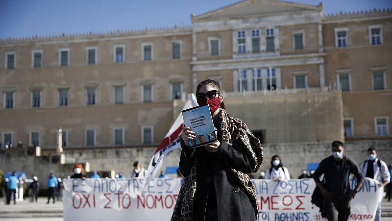 14 horas - Protestas en Grecia por la creación de una policía para vigilar las Universidades - Escuchar ahora