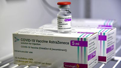 Boletines RNE - La OMS avala el uso de la vacuna de AstraZeneca en mayores de 65 años - Escuchar ahora