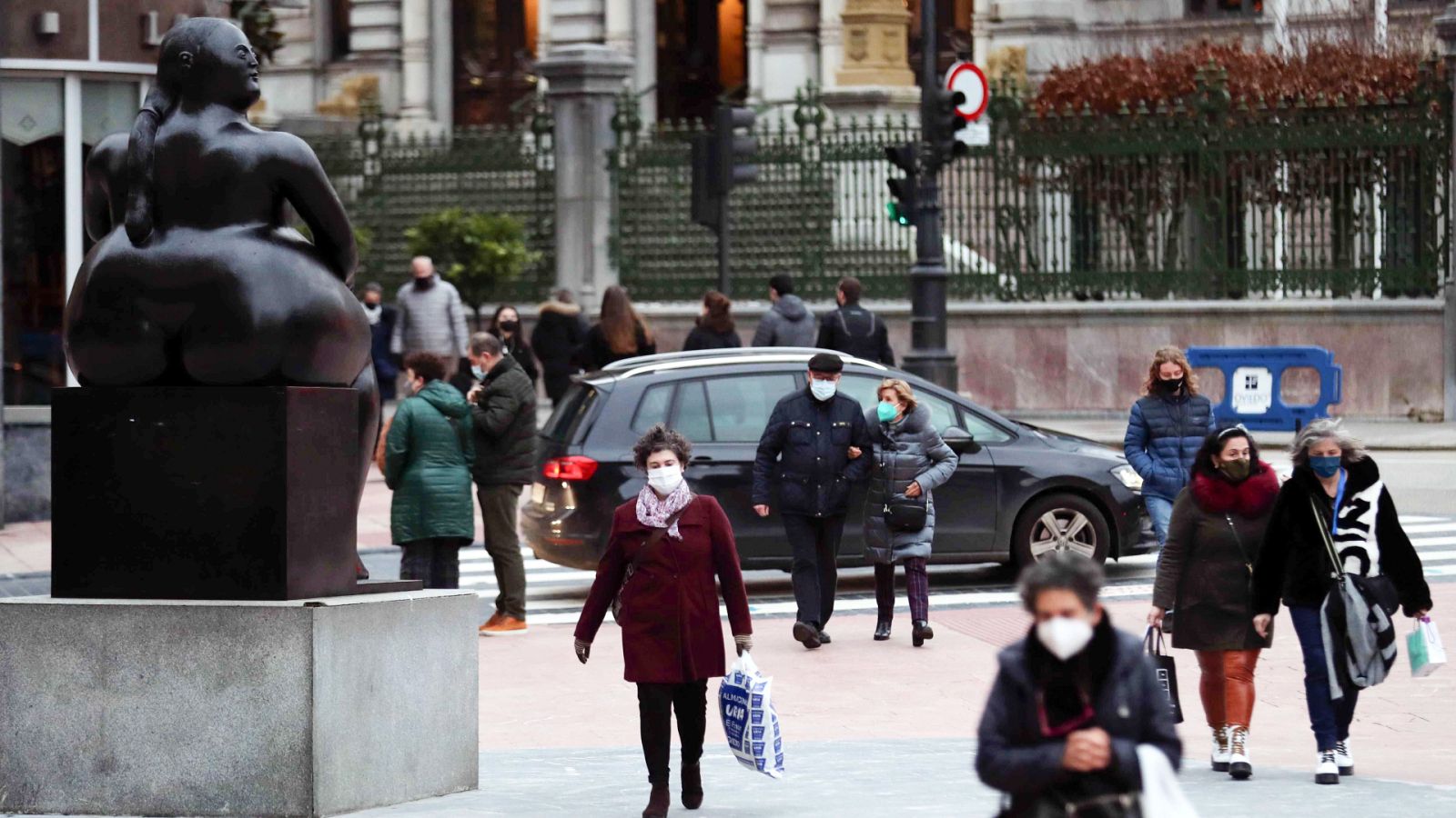 Boletines RNE - España suma 643 fallecidos y más de 18.000 contagios mientras disminuye la incidencia del COVID - Escuchar ahora 
