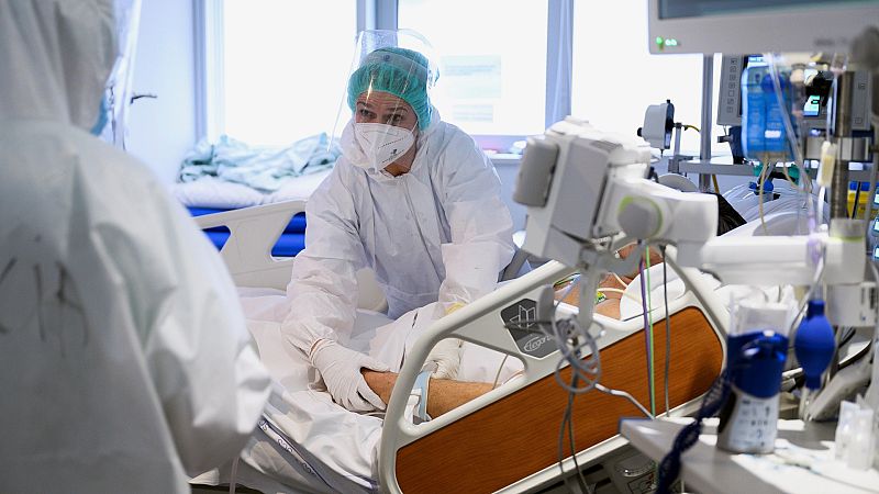 Boletines RNE - La incidencia del COVID en España continua en descenso, pero se suman 530 fallecidos - Escuchar ahora