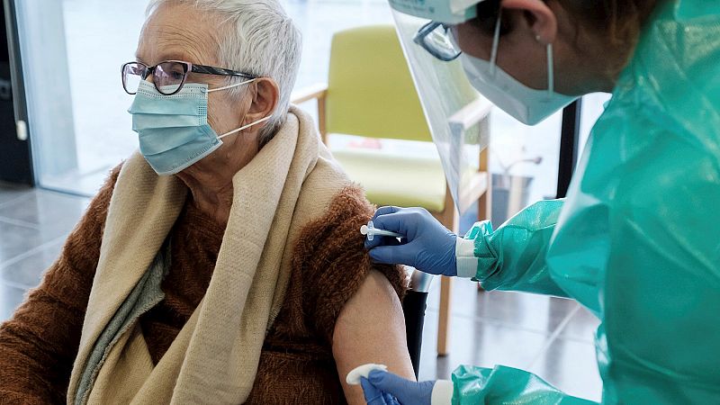 14 horas Fin de Semana - Los mayores en residencias vuelven a salir a la calle gracias a la vacuna - Escuchar ahora