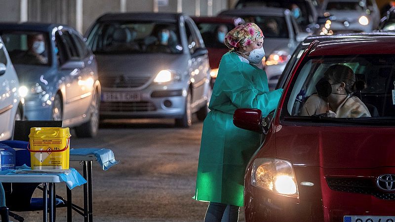 14 horas Fin de Semana - Huelva habilita un recinto deportivo para la vacunación masiva desde el coche - Escuchar ahora