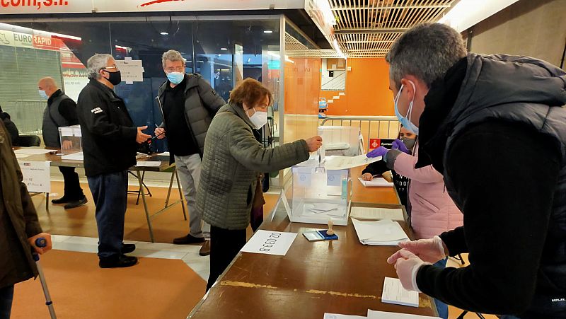 Boletines RNE - Abren las mesas electorales en Cataluña - Escuchar ahora