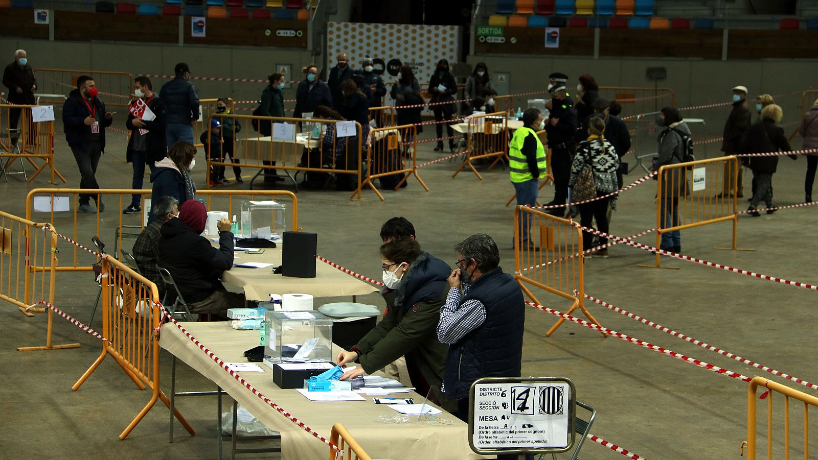 La participació cau prop de 22 punts fins a les 18 hores i se situa en mínims històrics