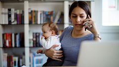 Las mañanas de RNE con Íñigo Alfonso - Laura Baena, Club de Malasmadres: "1 de cada 4 mujeres madres ha renunciado a todo o parte de su trabajo para poder cuidar a sus hijos"