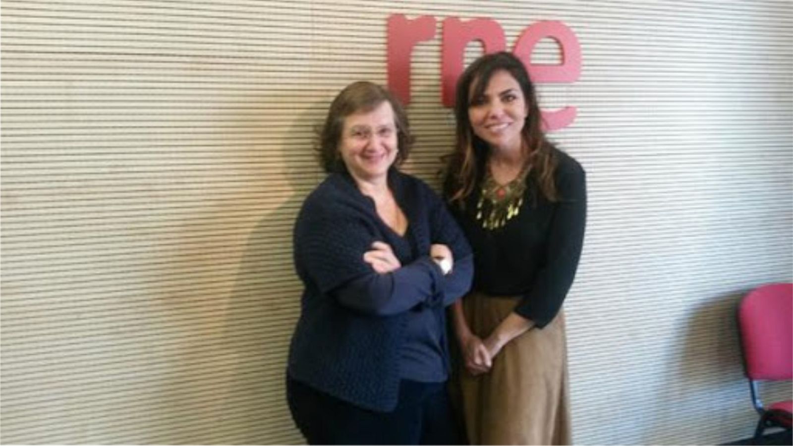  Libros de arena - Clara Obligado y 'Una casa lejos de casa' - Escuchar ahora