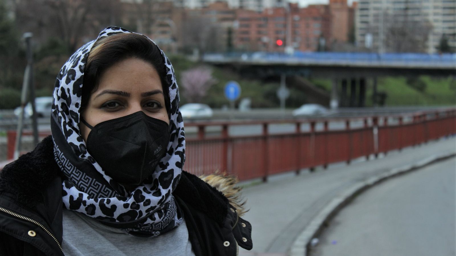  Por tres razones - Sharifeh Ayubi: "Te ven en los ojos que eres extranjera" - Escuchar ahora