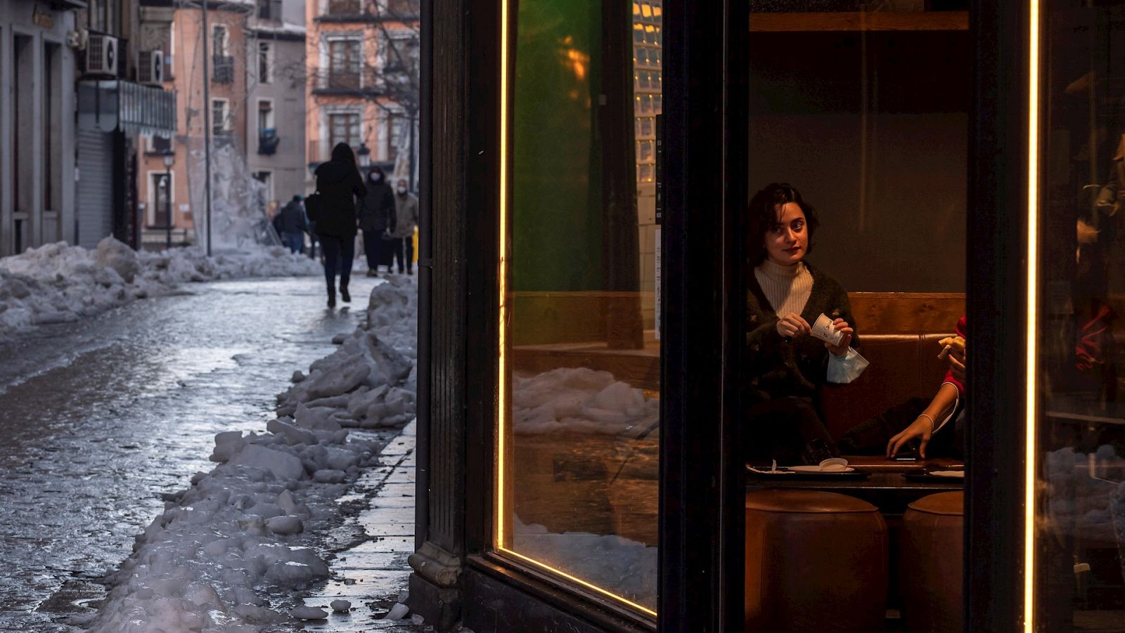 14 horas Fin de Semana - Castilla-La Mancha, Extremadura y Cantabria relajan algunas de sus restricciones por la mejora de sus cifras - Escuchar ahora