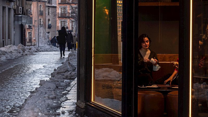 14 horas Fin de Semana - Castilla-La Mancha, Extremadura y Cantabria relajan algunas de sus restricciones por la mejora de sus cifras - Escuchar ahora