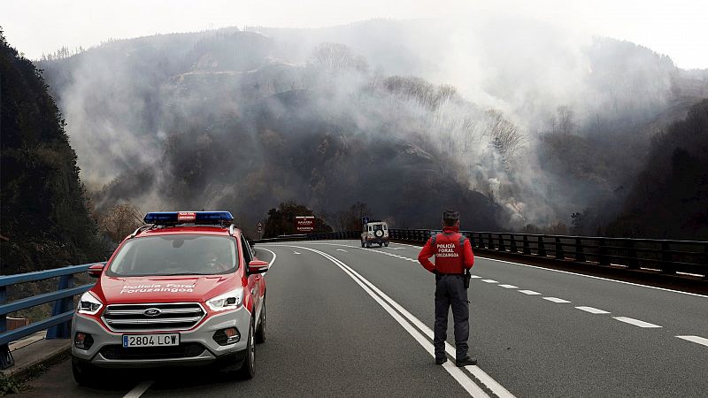 Boletines RNE - Estabilizado el incendio en Navarra pero preocupa que el viento pueda reavivar el fuego - Escuchar ahora