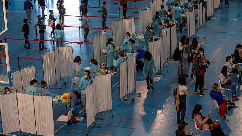 Boletines RNE - Los indicadores del COVID se mantienen a la baja en España - Escuchar ahora