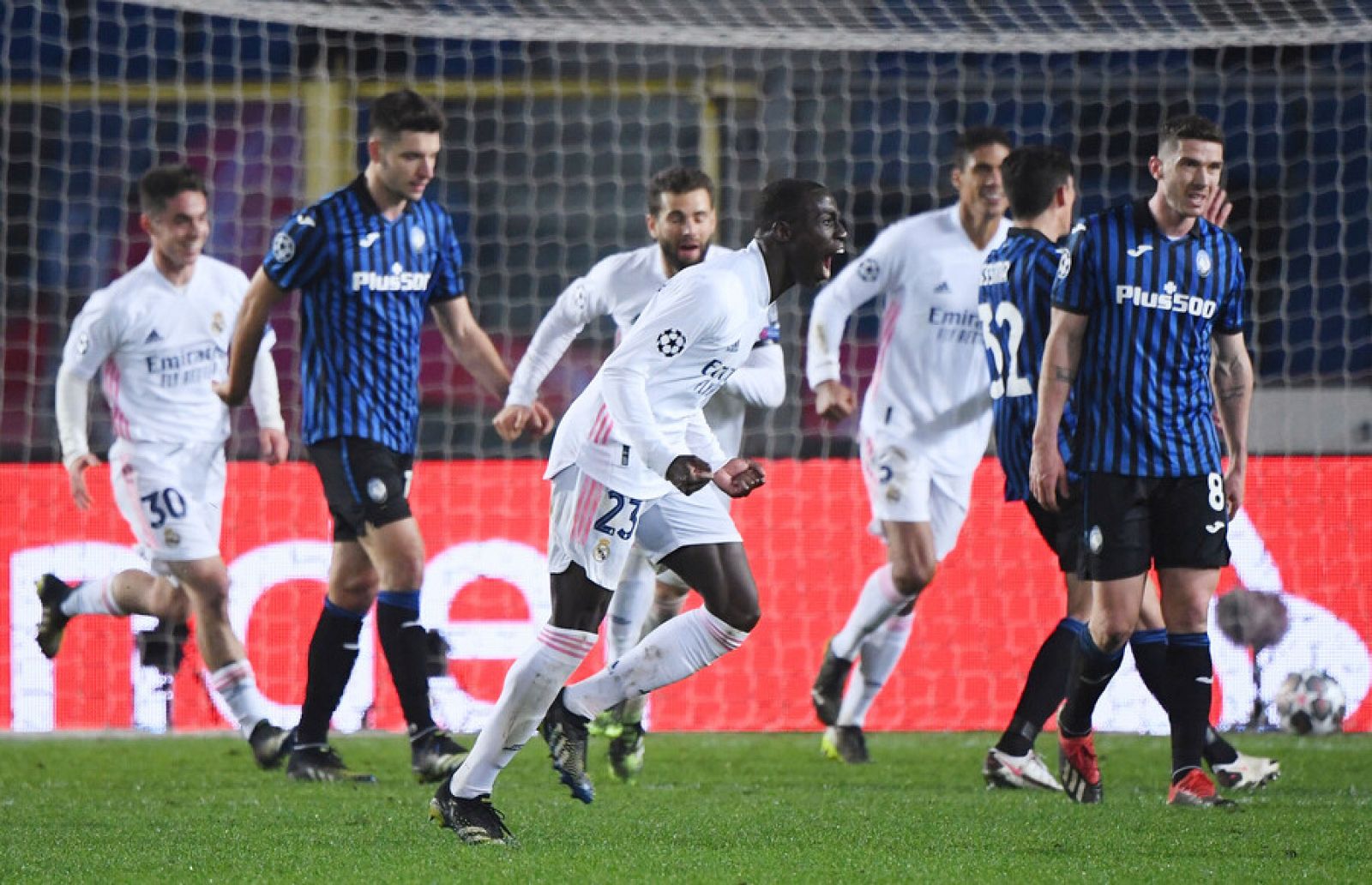  Tablero deportivo - El Real Madrid consigue la única victoria española en la Champions - Escuchar ahora