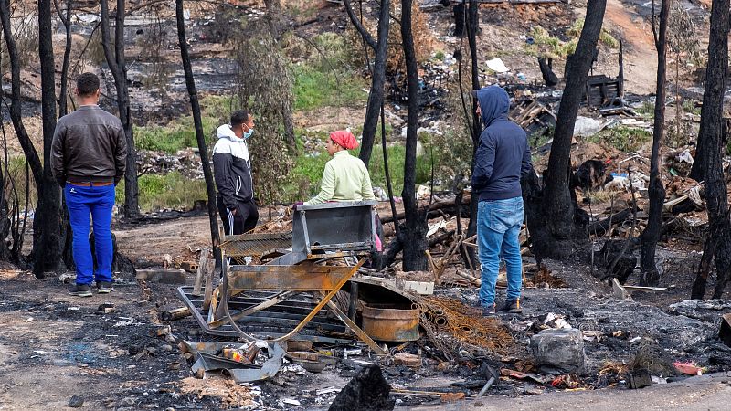 14 horas - Decenas de personas siguen durmiendo al raso una semana después del incendio en Palos de la Frontera - Escuchar ahora