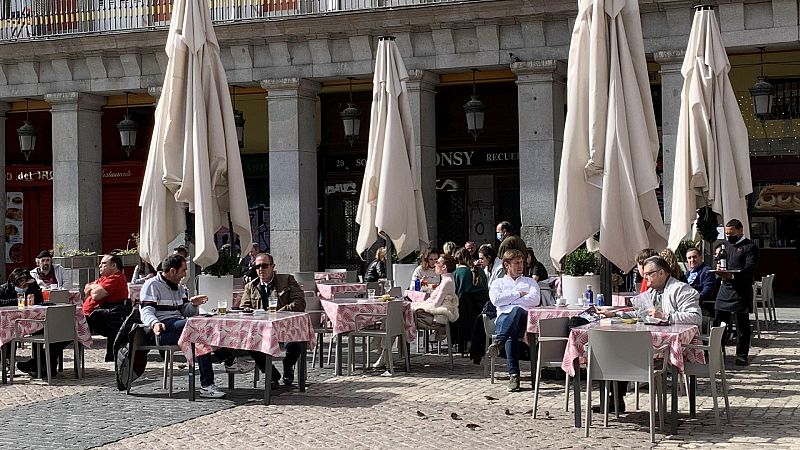 Boletines RNE - España continúa registrando más de 300 fallecidos diarios con COVID mientras el resto de indicadores baja - Escuchar ahora