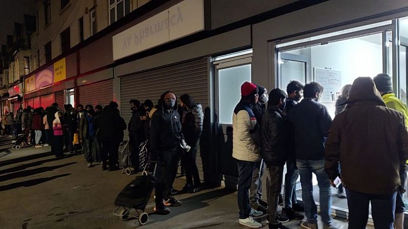 Las mañanas de RNE - Miles de estudiantes acuden a un banco de alimentos de Londres para recibir comida - Escuchar ahora