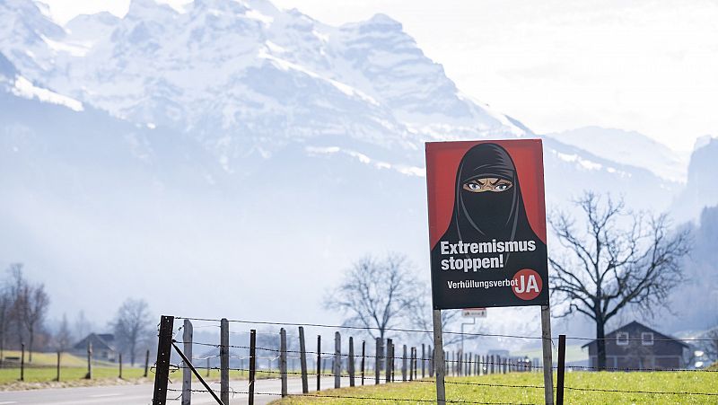 Boletines RNE - Suiza aprueba una ley que prohibe utilizar el burka en público - Escuchar ahora