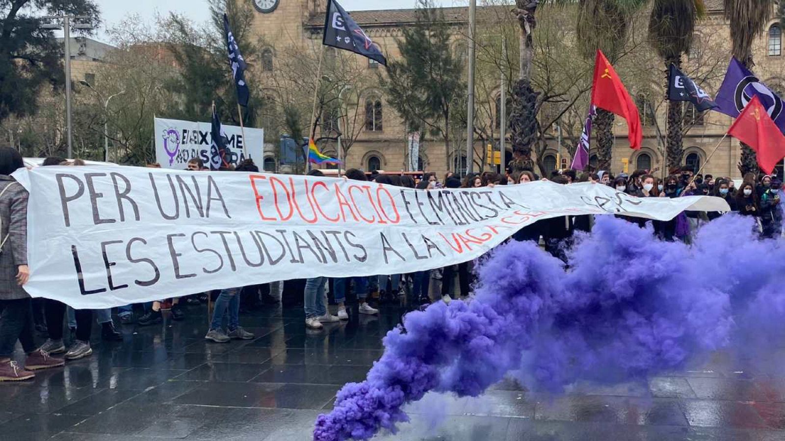 500 estudiants es manifesten al centre de Barcelona amb motiu del Dia de la Dona