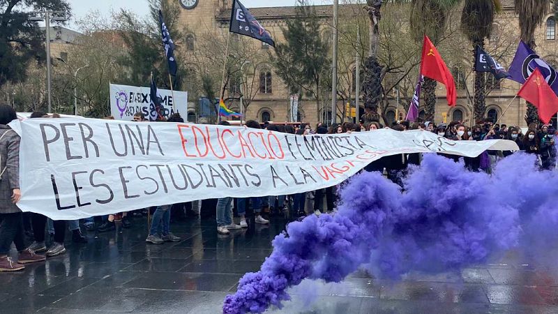 500 estudiants es manifesten al centre de Barcelona amb motiu del Dia de la Dona