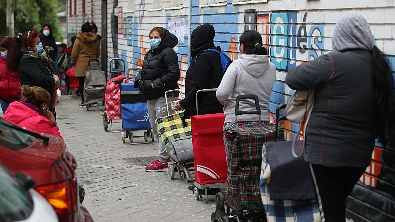 24 horas - ¿Qué hay detrás de las colas del hambre? - Escuchar ahora