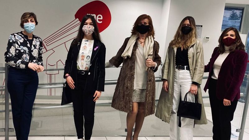 Por tres razones - No hay profesiones de hombres y de mujeres. Solo hay profesionales - 08/03/21 - escuchar ahora