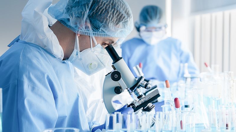 Más cerca - Un año de trabajo para conseguir vacunas contra la COVID - escuchar ahora 