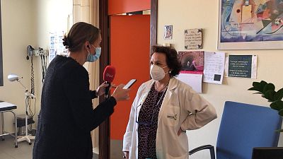 14 horas - El reto de diagnosticar por telfono: "No es lo mismo que alguien te diga que tose, que auscultarle" - Escuchar ahora