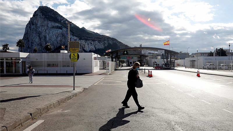Boletines RNE - Gibraltar se convierte en el primer territorio del mundo con toda su población adulta vacunada - Escuchar ahora