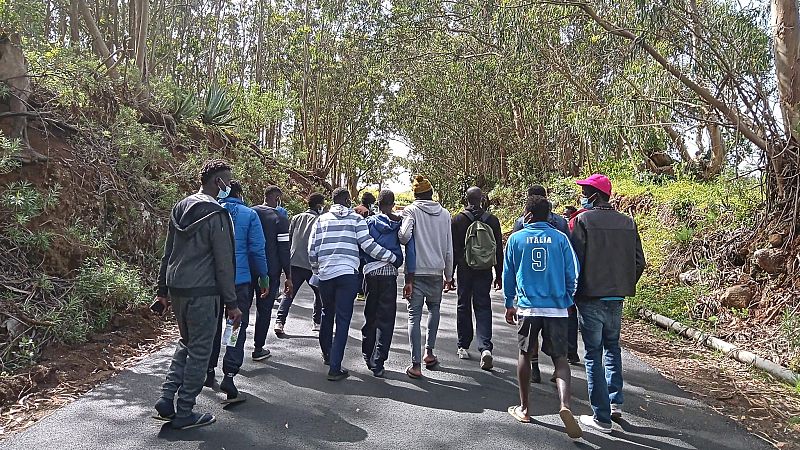 Más cerca - Las Raíces, un campamento de inmigrantes rodeado de dudas - escuchar ahora 