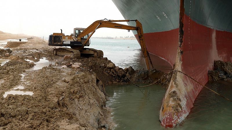 14 horas - Descargar el buque o hacer más profundo el Canal de Suez: las opciones para desencallar el Ever Given - Escuchar ahora