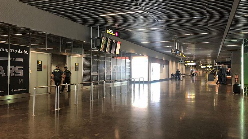 Más cerca - Escasa afluencia de viajeros en los aeropuertos canarios - Escuchar ahora