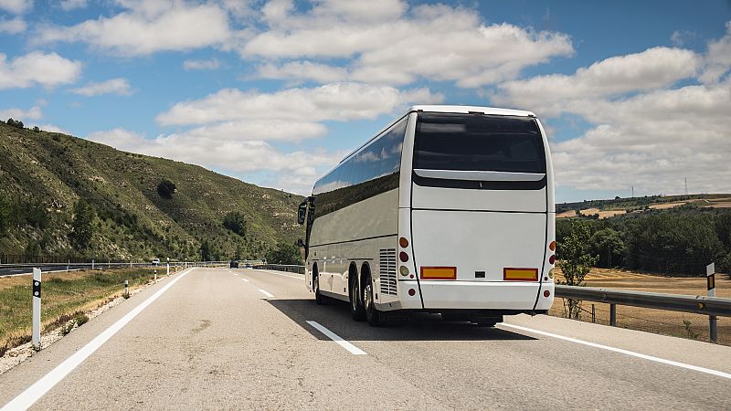 Más cerca - Autobuses sin pasajeros - Escuchar ahora