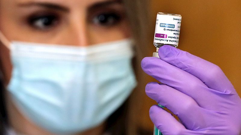 14 horas Fin de Semana - Expertos defienden inocular la segunda dosis de AstraZeneca: "Los beneficios son completamente superiores a los riesgos de la vacuna" - Escuchar ahora